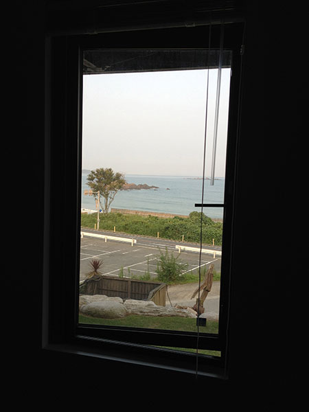 窓から
